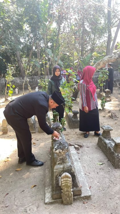 : Meneladani nilai-nilai pengorbanan para pejuang kemerdekaan menjadi komitmen penting dalam memperkuat jiwa pengabdian dan pelayanan publik. Pemerintah Kapanewon Moyudan menggelar ziarah dan tabur bunga di makam pahlawan, Rabu (13/8/2026).
