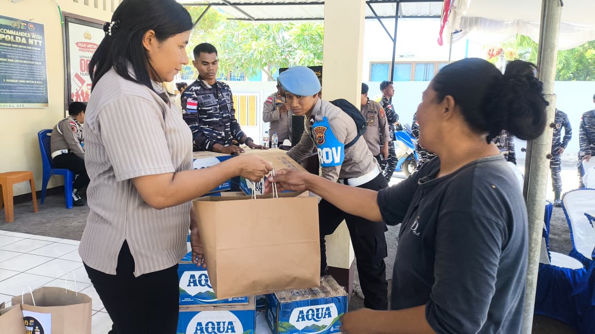 Kapolda NTT Salurkan 100 Paket Bantuan untuk Warga Sikka Pascagempa