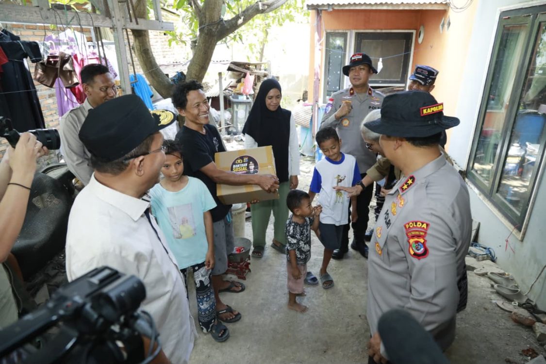 Kapolda NTT Tinjau Rumah Warga Terdampak Gempa, Salurkan Bantuan Sosial