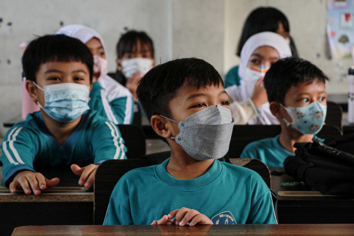 : Siswa mengikuti kegiatan belajar mengajar di SD Negeri 4 Menteng, Palangka Raya, Kalimantan Tengah, Jumat (21/8/2026). Dinas Pendidikan Kota Palangka Raya memberlakukan kebijakan untuk siswa SD dan SMP dengan menunda waktu masuk jam pelajaran menjadi pukul 08.00 WIB, meniadakan sementara kegiatan di luar ruangan, wajib memakai masker, dan menerapkan pembelajaran jarak jauh bagi Pendidikan Anak Usia Dini (PAUD) akibat kabut asap kebakaran hutan dan lahan yang mengakibatkan penurunan kualitas udara. (ANTARA FOTO/Auliya Rahman/YU)