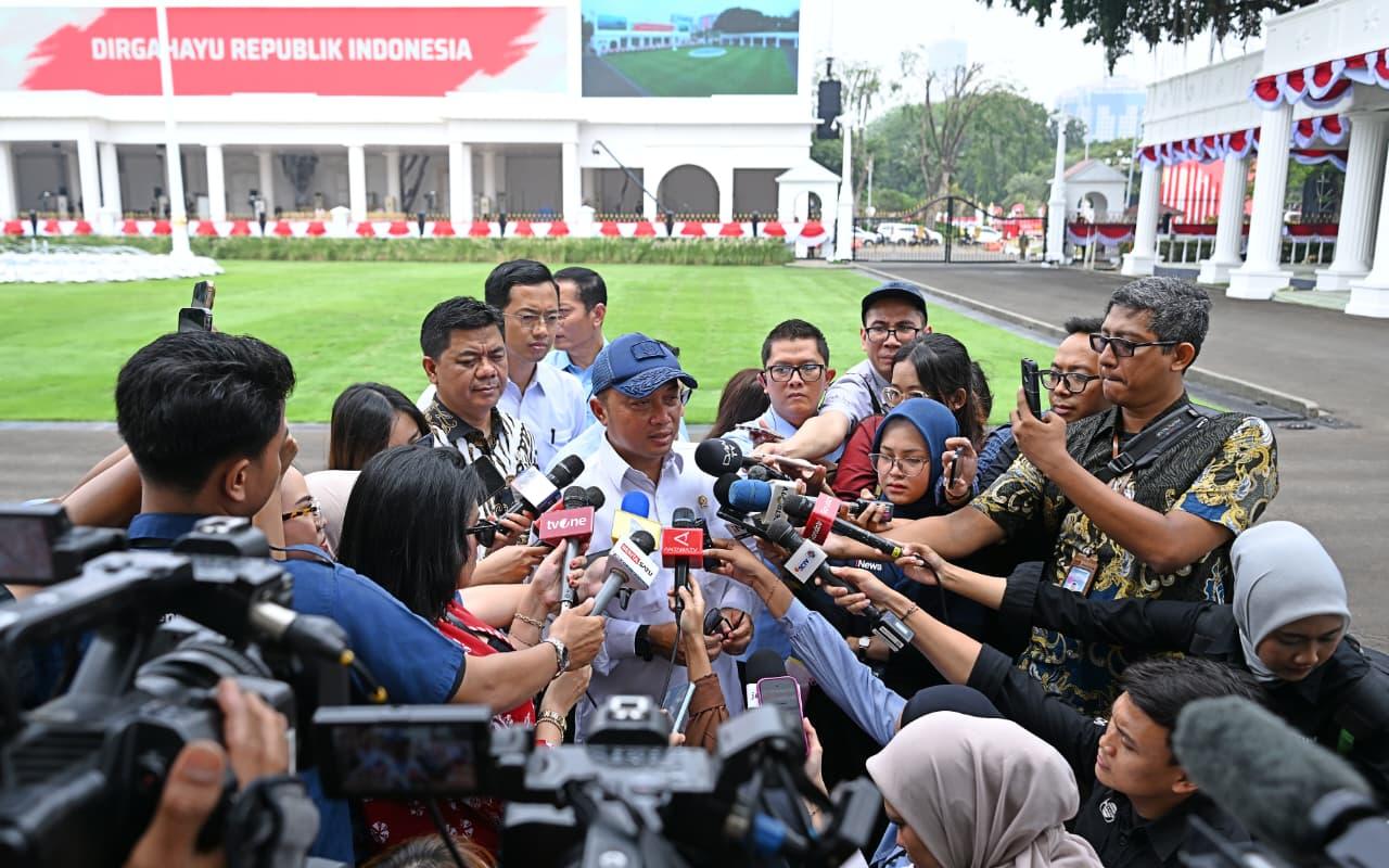 : Menteri Sekretaris Negara (Mensesneg), Prasetyo Hadi, mengatakan pemerintah telah berkoordinasi dengan Menteri Koordinator Bidang Pembangunan Manusia dan Kebudayaan (Menko PMK), Pratikno, terkait penanganan karhutla. Penyesuaian dapat dilakukan apabila kondisi di daerah membutuhkan langkah berbeda. (BPMI Setpres)