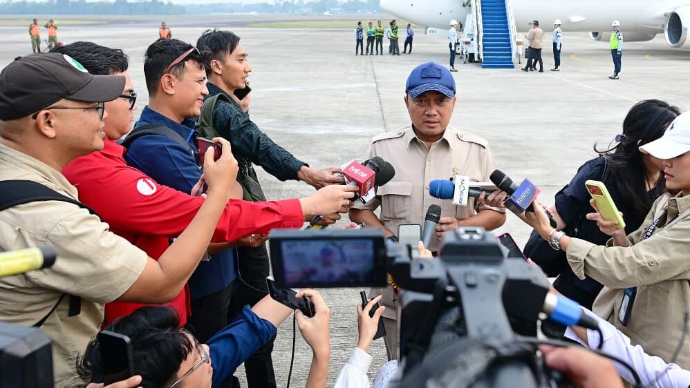 : Menteri Sekretaris Negara (Mensesneg) Prasetyo Hadi memberikan keterangan pers kepada awak media di Palembang, pada Senin (24/8/2026). Foto: BPMI Setpres/Muchlis Jr