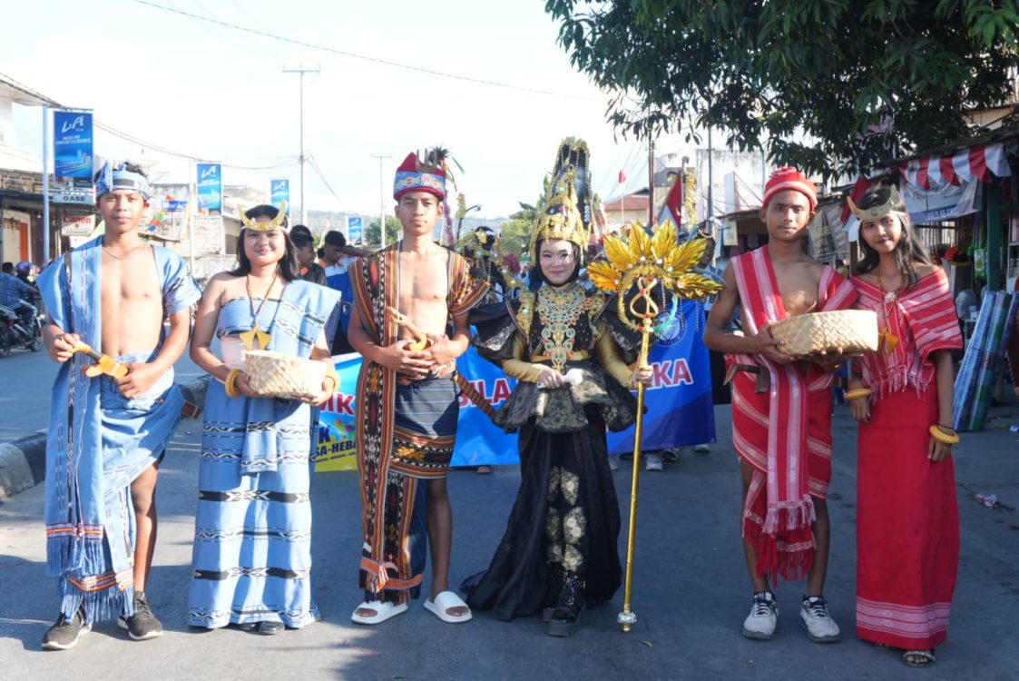 : Peserta Karnaval Budaya Memeriahkan HUT ke-81 RI dengan berbusana daerah Sumba Barat Daya