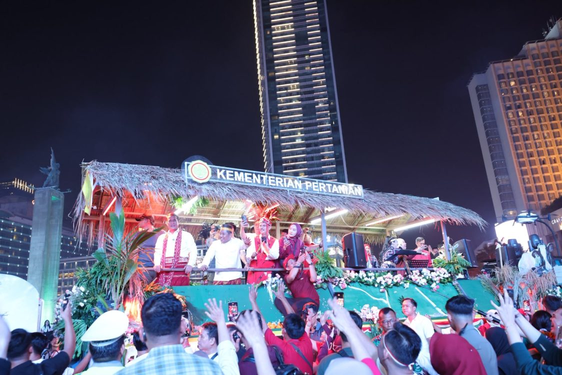 : Kendaraan hias dari Kementerian Pertanian turut meramaikan Karnaval 81 Tahun Kemerdekaan RI sebagai rangkaian Malam Merdeka di Jakarta, Senin malam (17/8/2026). (Dok. Kementan)