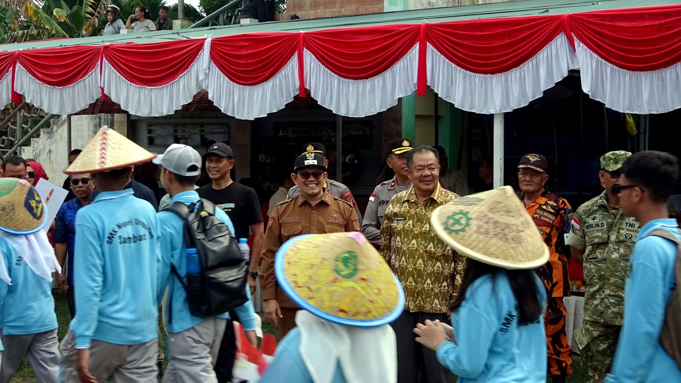 : Wakil Bupati Sambas, Heroaldi Djuhardi Alwi, memaknai peringatan hari kemerdekaan sebagai sebuah titik awal untuk tersu berkarya dalam melaksanakan pembangunan disegala sektor demi kesejahteraan rakyat. (foto: MC Sambas)