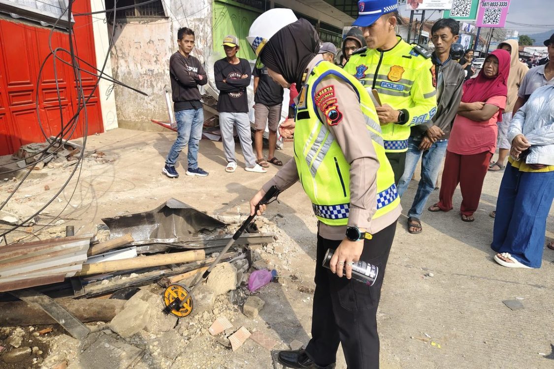 Kecelakaan Truk Bermuatan Kayu di Ajibarang, Satlantas Polresta Banyumas Gelar Olah TKP