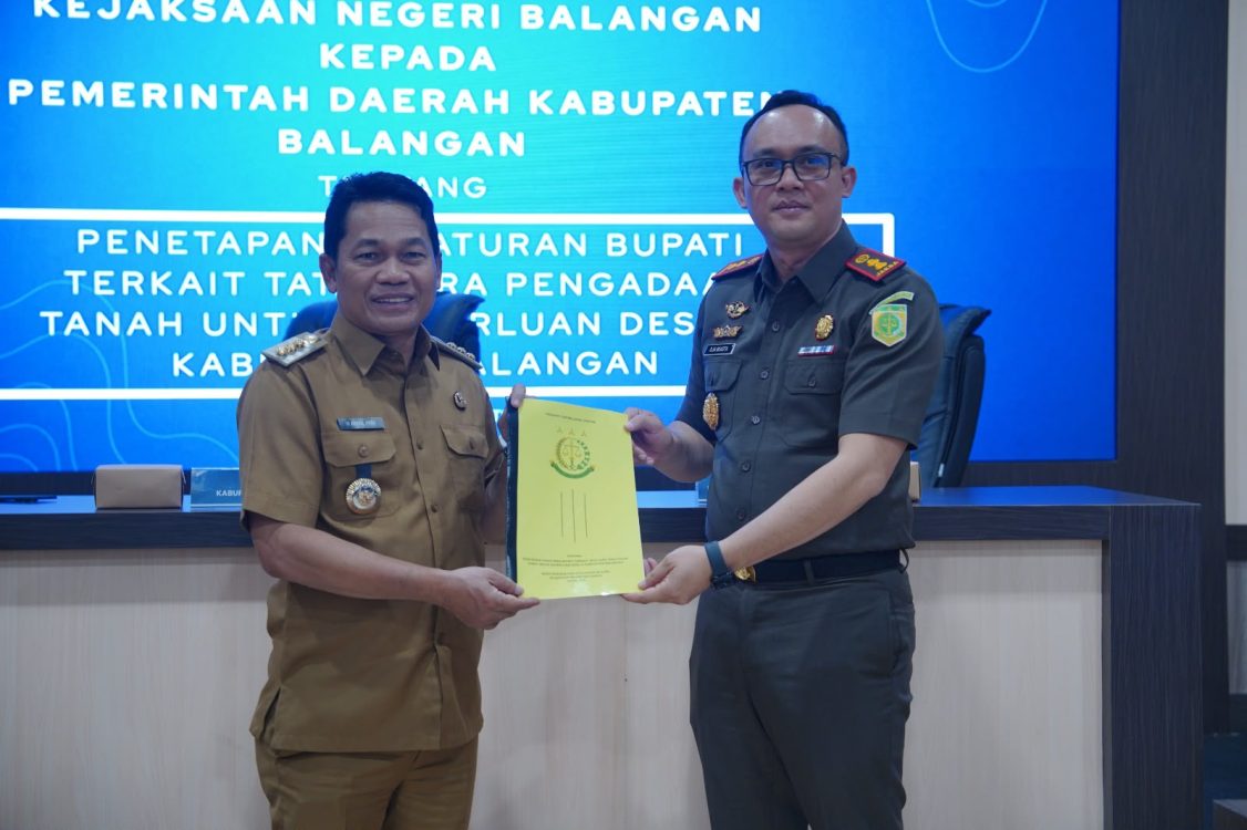 : Penyerahan legal opinion tanpa permohonan kepada Pemerintah Kabupaten Balangan terkait tata cara pengadaan tanah untuk keperluan desa di Kabupaten Balangan, Selasa (18/8/2026). - Foto: Mc.Balangan