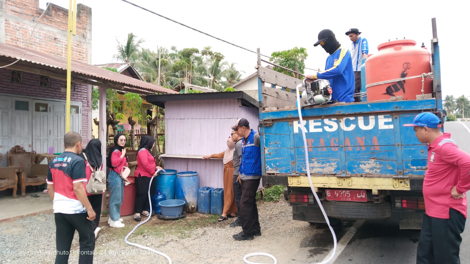 : Penyaluran air bersih kepada warga terdampak kekeringan. (Foto Owan)