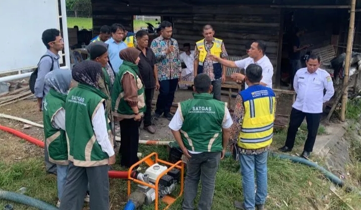 : Plt Dinas Pertanian Aceh Besar, Imam Munandar, turun langsung ke lapangan untuk memastikan distribusi air untuk areal pertanian terdampak kekeringan. (Humas Pemkab Aceh Besar)