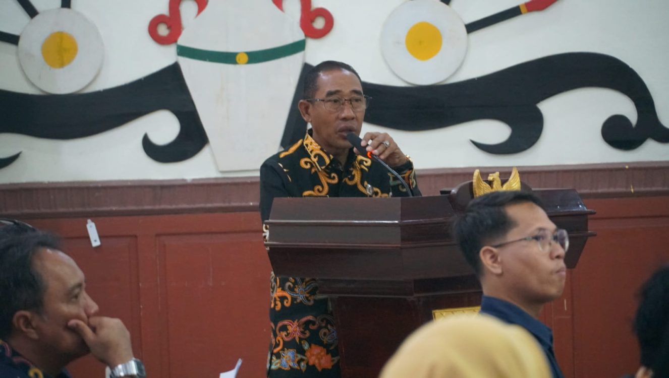 : Asisten Perekonomian dan Pembangunan Setda Kota Palangka Raya, Samsul Rizal, di saat Sosialisasi Peraturan Daerah Kota Palangka Raya Nomor 2 Tahun 2026 tentang Pengendalian Kebakaran Hutan dan Lahan di Aula Peteng Karuhei II Kantor Wali Kota Palangka Raya, Kamis (20/8/2026).- Foto: Mc.Palangka Raya