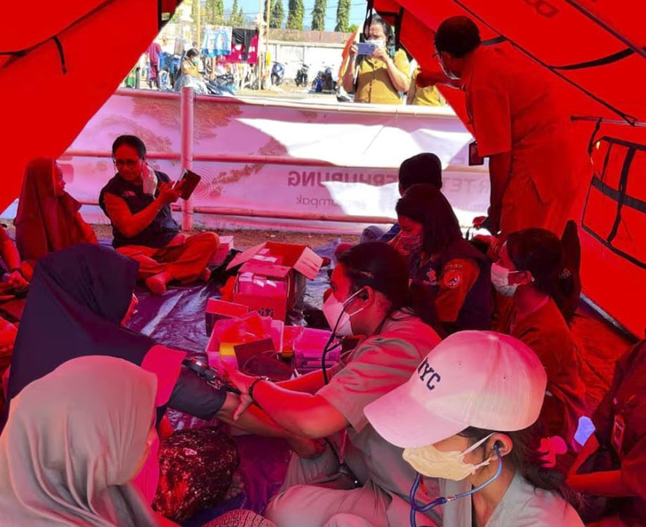 : Mahasiswa dari sejumlah perguruan tinggi di Nusa Tenggara Timur (NTT) dan sekitarnya mulai turun langsung membantu masyarakat terdampak bencana. (Foto: Dok Kemdiktisaintek)