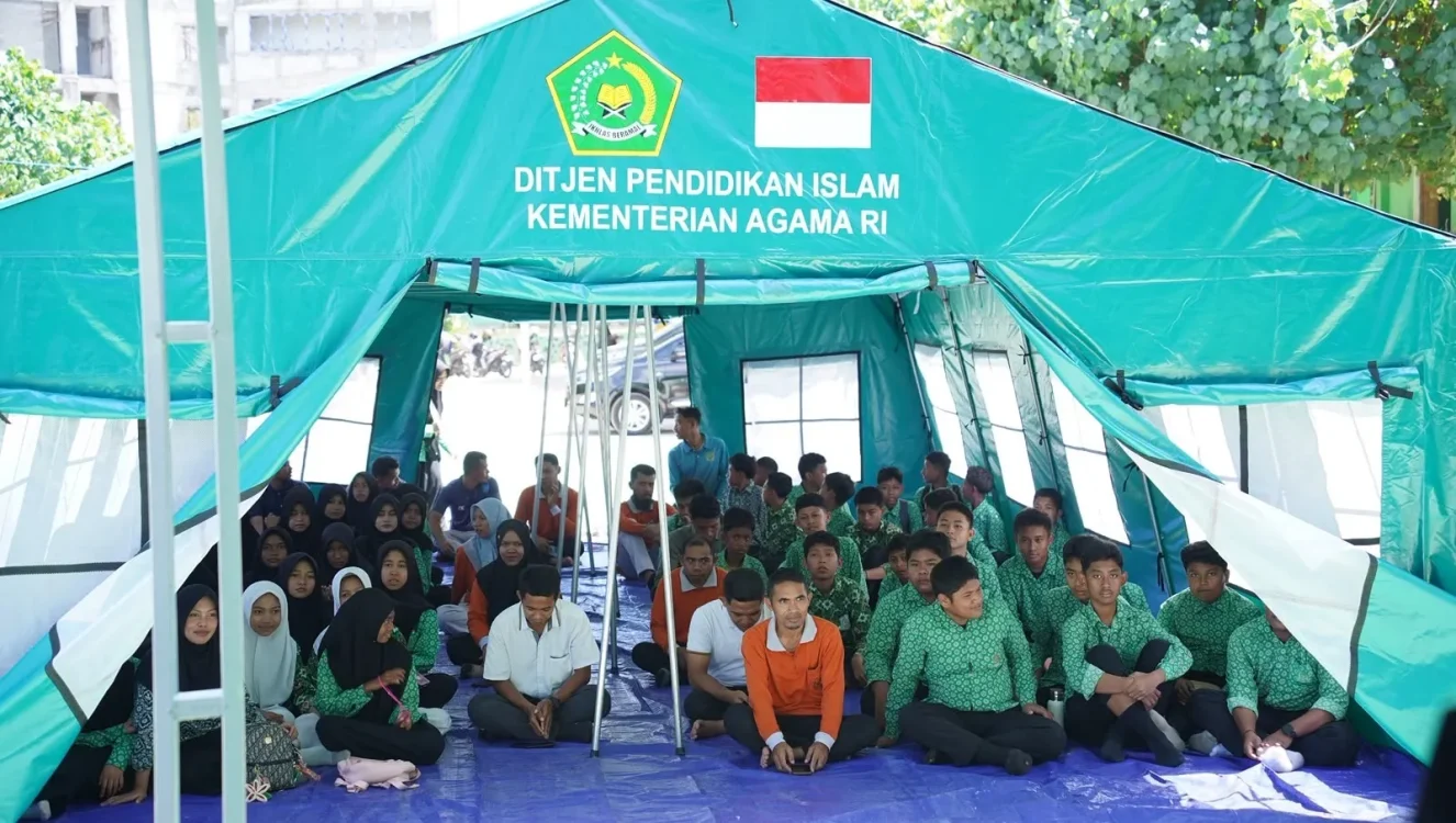 Kemenag Salurkan 1.000 School Kit dan 16 Ruang Belajar Sementara untuk Madrasah di NTT
