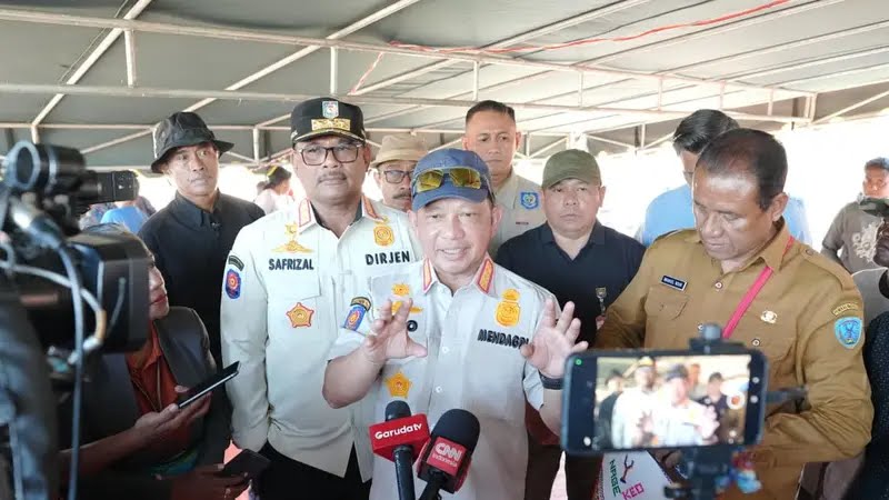 : Mendagri Tito Karnavian memberikan keterangan pers usai meninjau kondisi para penyintas bencana di posko pengungsian Desa Waekokak, Kecamatan Aesesa, Kabupaten Nagekeo, Nusa Tenggara Timur, Selasa (18/8/2026). (Foto: Dok.Kemendagri)