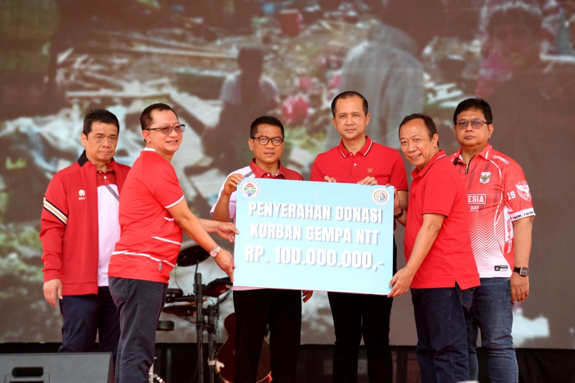 : Mendes PDT Yandri Susanto (kiri tengah) bersama Mentrans Iftitah Sulaiman (kanan tengah), menyerahkan bantuan donasi untuk korban bencana gempa NTT di kantor Kemendes PDT. (Foto: Humas Kemendes PDT)