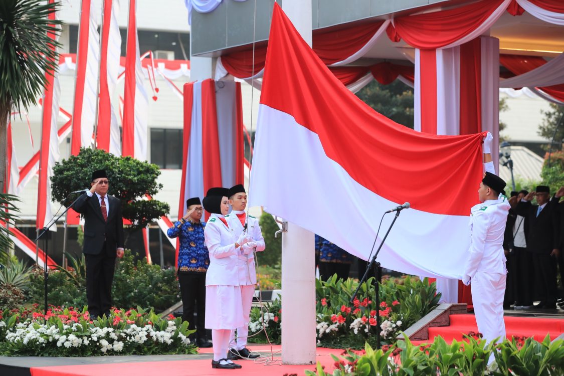 : Upacara Peringatan HUT ke-81 Republik Indonesia yang dikelar bersama Kemendes dan Kementerian Transmigrasi di lapangan parkir Kemendes PDT, Jakarta, Senin (17/8/2026). (Foto: Humas Kemendes PDT)