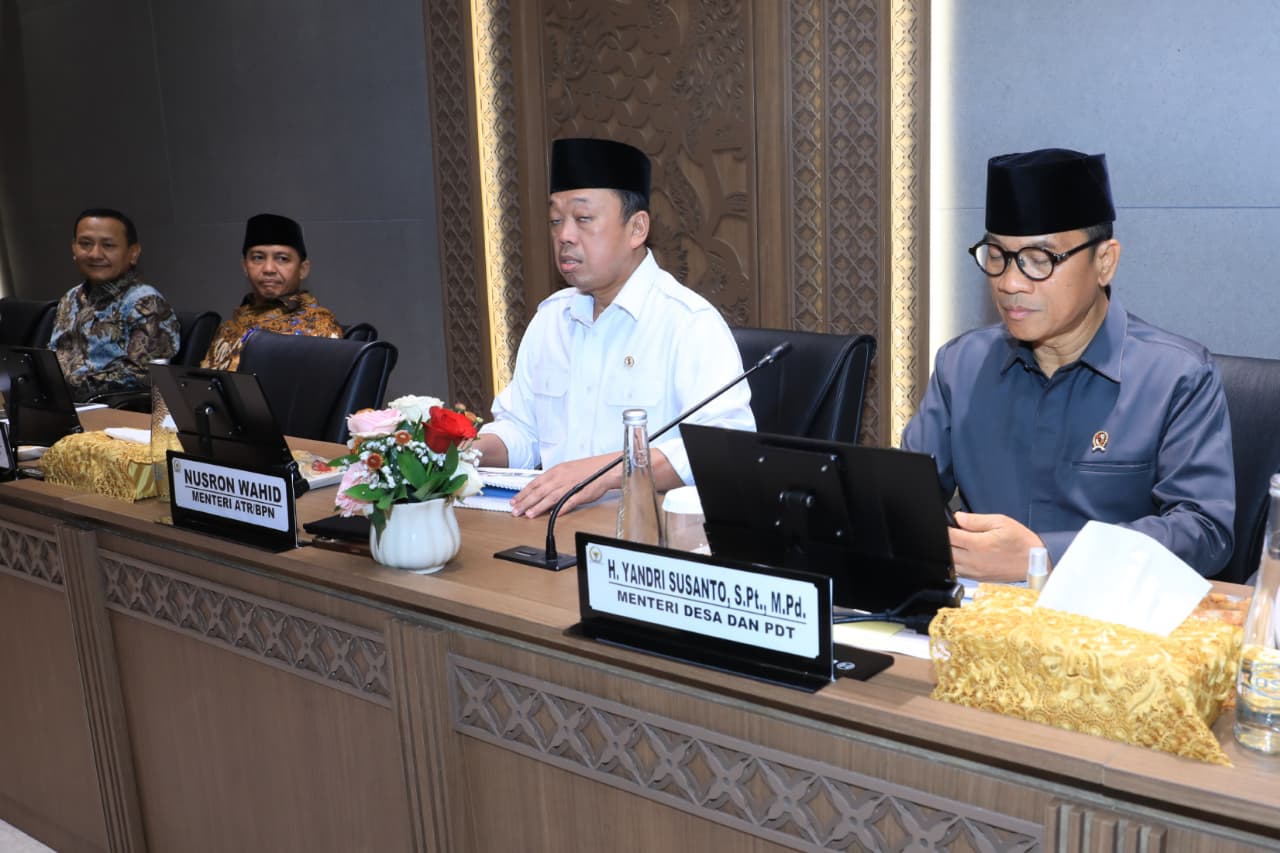 : Menteri Desa dan Pembangunan Daerah Tertinggal (Mendes PDT) Yandri Susanto (kanan), Menteri ATR/Kepala BPN, Nusron Wahid, dan Wakil Mendes PDT Ahmad Riza Patria memenuhi undangan Pimpinan DPR RI dalam Rapat Koordinasi yang membahas Konflik Agraria di Kawasan Parlemen, Senayan. (Foto: Humas Kemendes PDT)