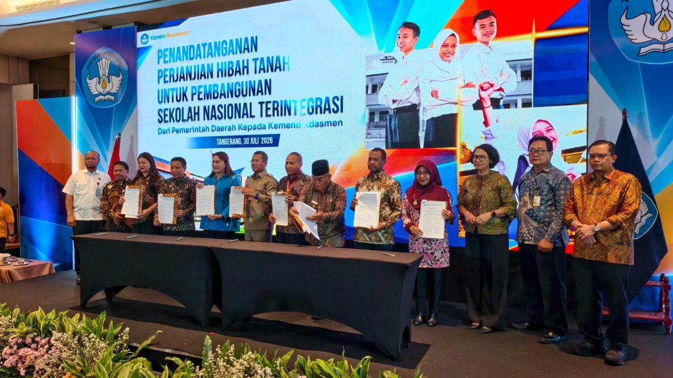 : Kementerian Pendidikan Dasar dan Menengah (Kemendikdasmen) bersama 30 pemerintah daerah mempercepat pembangunan Sekolah Nasional Terintegrasi (SNT) sebagai strategi pemerataan pendidikan bermutu di Indonesia. Program ini diharapkan mampu memperluas akses pendidikan berkualitas, terutama di daerah yang masih minim memiliki sekolah negeri berprestasi pada jenjang SMP dan SMA. (Foto: Dok Kemendikdasmen)