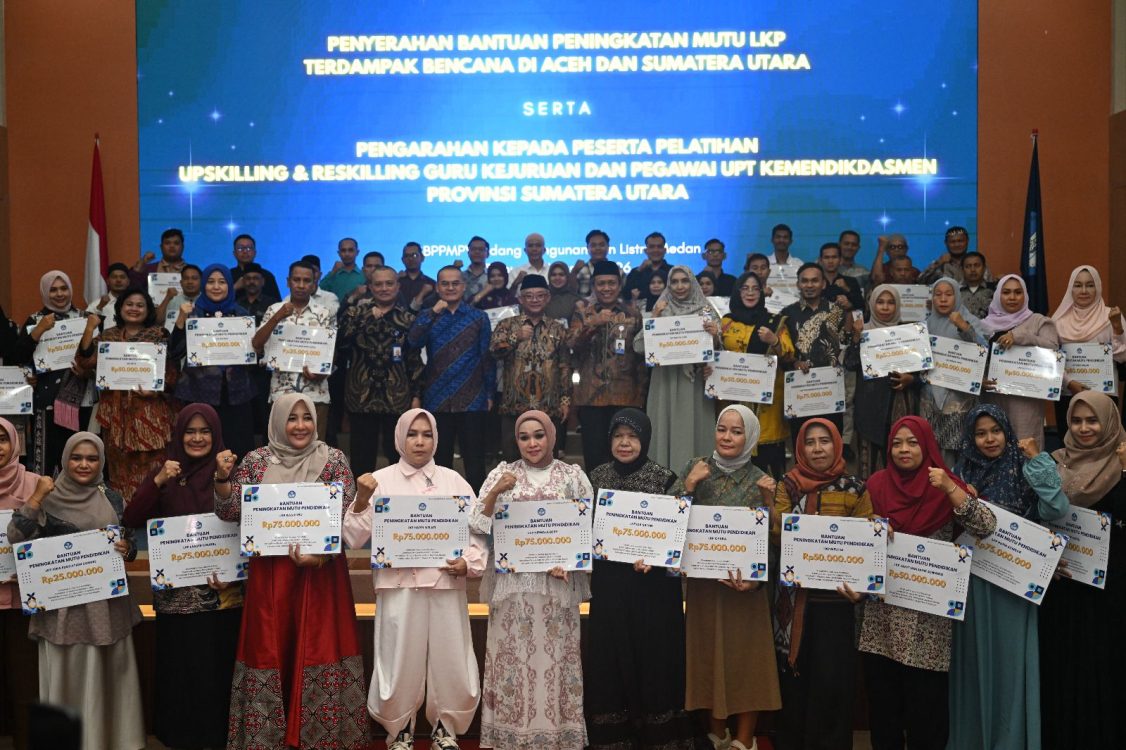 : Kementerian Pendidikan Dasar dan Menengah (Kemendikdasmen) menyalurkan bantuan peningkatan mutu senilai Rp4,18 miliar kepada 71 lembaga kursus dan pelatihan (LKP) terdampak bencana di Aceh dan Sumatra Utara. (Foto: Dok Kemendikdasmen)