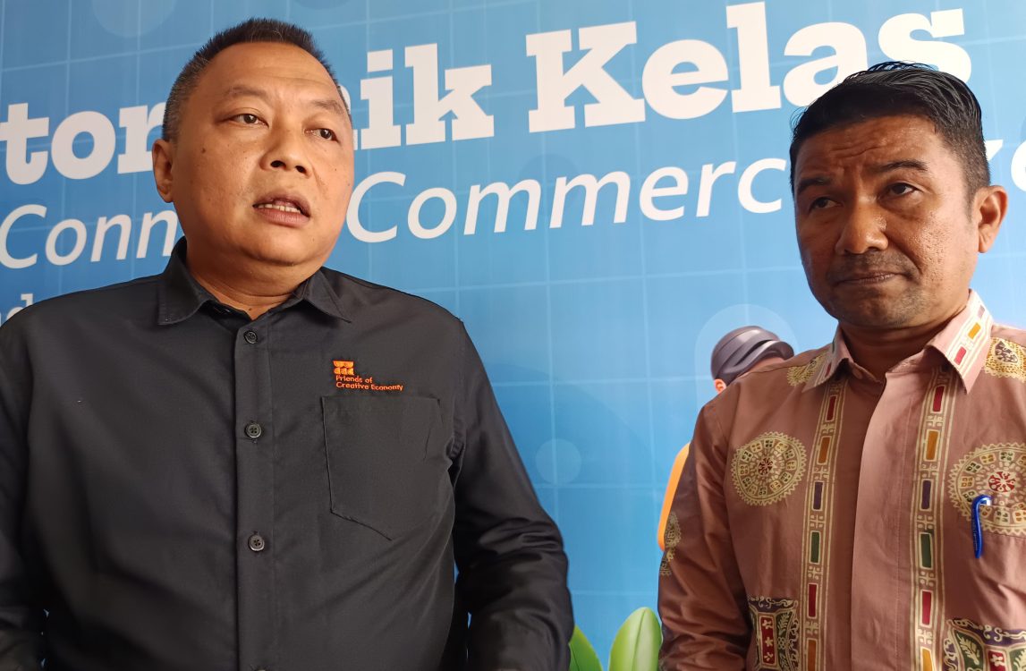: Kepala Pusat Pengembangan Sumber Daya Manusia (Pusbang SDM) Ekraf, R. Adi Mukhtar Rivai (kiri) bersama Kepala Bidang Pengembangan Usaha Pariwisata dan Kelembagaan Disbudpar Aceh, Ismail, memberikan keterangan kepada awak media usai membuka kegiatan Peningkatan Kapasitas SDM Ekraf bertema Create, Connect, Commercialize di Hotel Amel & Convention Hall, Banda Aceh, Kamis (20/8/2026).