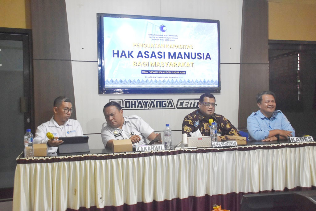 : Inspektur Jenderal (Irjen) KemenHAM RI, Dr. Farid Junaedi didampingi Kakanwil KemenHAM Sulawesi Tengah, Mangatas Nadeak, dan Korwilker Gorontalo, Sarton Dali menjadi narasumber pada kegiatan Penguatan Kapasitas Hak Asasi Manusia bagi Masyarakat, di Aula Kantor Desa Pilohayanga, Rabu (05/08/2026). (F.AKP-KemenHAM)