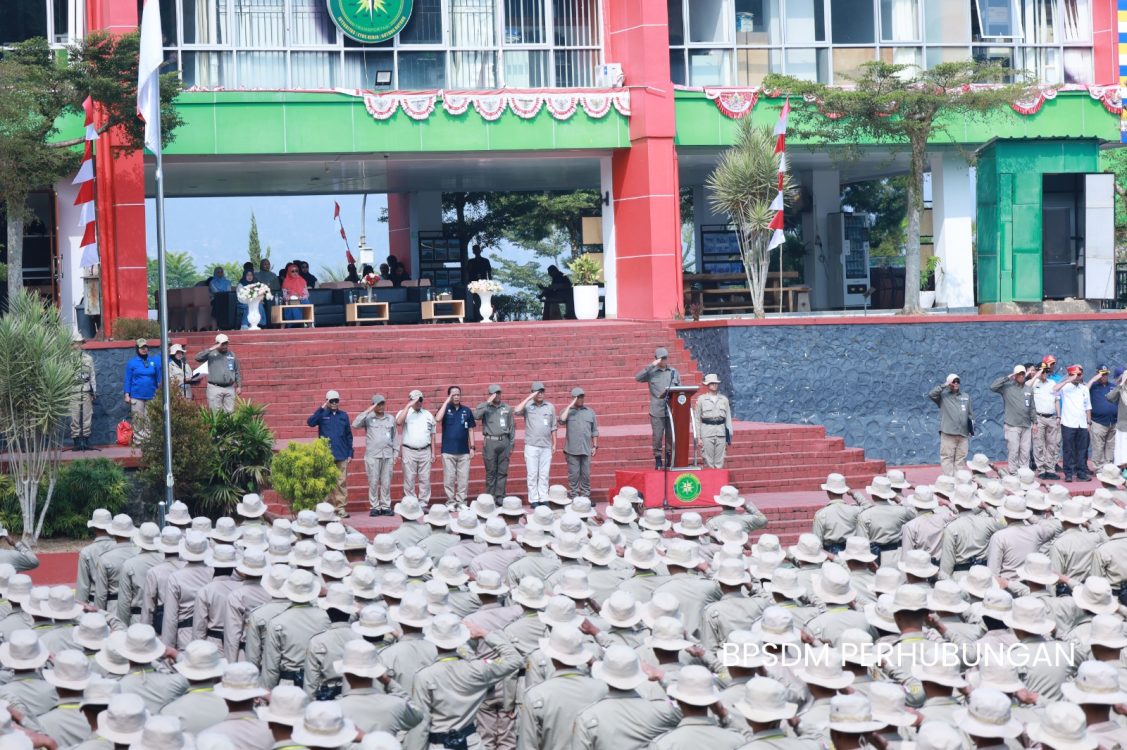 : Kepala Badan Pengembangan Sumber Daya Manusia Perhubungan (BPSDMP) Kementerian Perhubungan Suharto menegaskan pentingnya pembentukan karakter, kedisiplinan, kemandirian, kepemimpinan, dan kemampuan bekerja sama bagi calon taruna sebagai bekal menjadi sumber daya manusia (SDM) transportasi yang kompeten dan berintegritas. Hal tersebut disampaikannya saat membuka Pendidikan dan Pelatihan Masa Dasar Pembentukan Karakter (Madatukar) Batch 1 Tahun 2026 di Balai Pendidikan dan Pelatihan Pembangunan Karakter Sumber Daya Manusia Transportasi (BP3KSDMT), Bandung, Sabtu (8/8/2026)./Foto Humas Kementerian Perhubungan