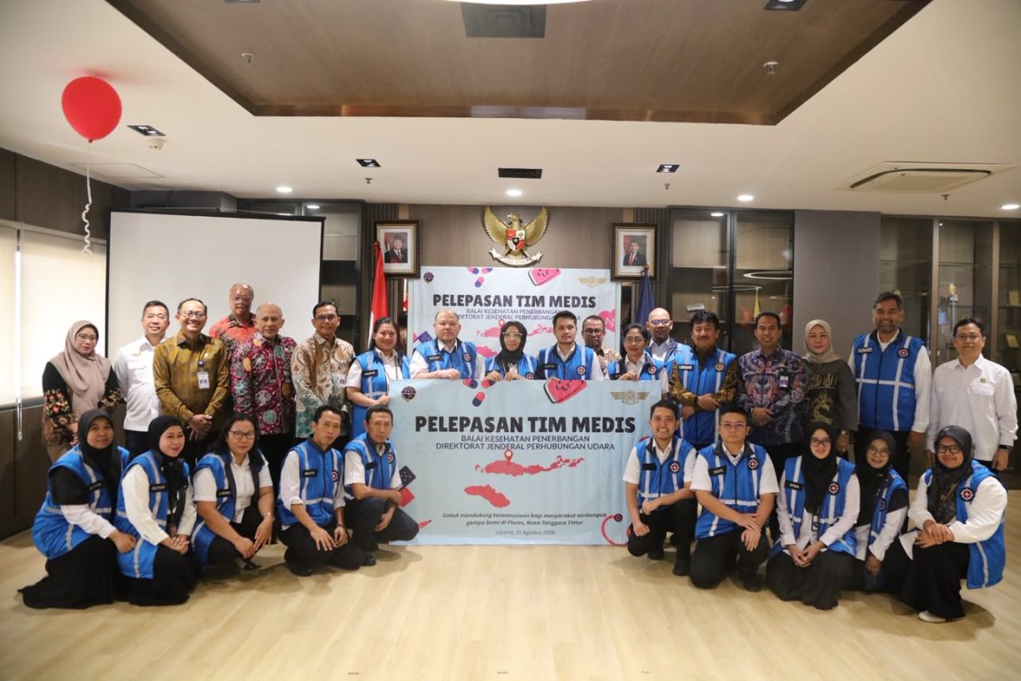 : Kementerian Perhubungan melalui Direktorat Jenderal Perhubungan Udara mengirimkan tim medis Balai Kesehatan Penerbangan untuk memberikan pelayanan kesehatan kepada masyarakat terdampak gempa bumi di Nusa Tenggara Timur. Tim akan bertugas di Kabupaten Nagekeo dan wilayah Soa-Bajawa./Foto Humas Kemenhub