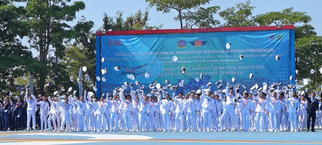 : Kementerian Perhubungan melantik 471 perwira transportasi lulusan Poltekpel Barombong dan Poltekbang Makassar. Para lulusan disiapkan untuk memperkuat keselamatan, meningkatkan kualitas pelayanan, dan memenuhi kebutuhan industri transportasi./Foto BPSDM Kemenhub