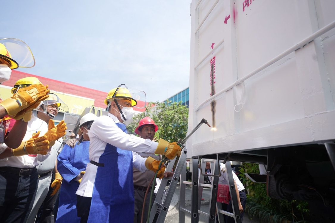 : Direktorat Jenderal Perhubungan Darat Kementerian Perhubungan memulai normalisasi dan penyesuaian dimensi kendaraan angkutan barang di Kalimantan Timur. Sebanyak 69 kendaraan telah mendaftar, dengan 14 kendaraan menjadi peserta tahap awal kegiatan yang mendukung percepatan penanganan kendaraan Over Dimension Over Loading (ODOL). (Foto: Humas Kemehub)
