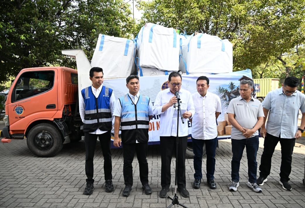 : Sebanyak 768 dus bantuan dengan berat sekitar 7,9 ton diberangkatkan Kemenhub menggunakan KM Tidar menuju NTT. Bantuan tersebut dihimpun dari keluarga besar Kemenhub dan akan didistribusikan melalui sejumlah titik untuk membantu masyarakat terdampak gempa./Foto Humas Kemenhub
