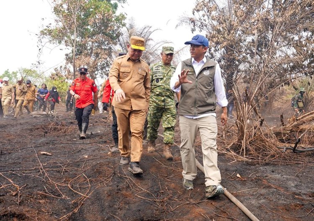 : Menhut, Raja Juli Antoni, meninjau langsung lokasi karhutla di kawasan Rasau Jaya dan melihat proses penanganan yang dilakukan petugas di lapangan. (Foto: Humas Kemenhut)