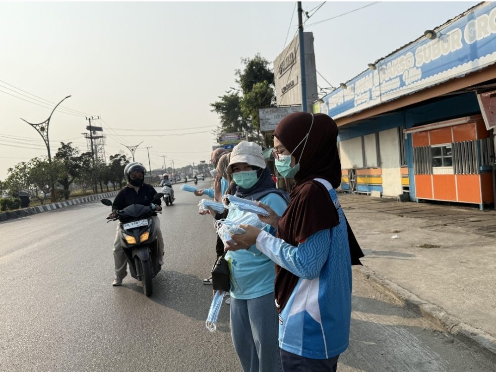 : Sejumlah warga menggunakan masker saat beraktivitas di tengah kondisi udara yang terdampak kabut asap karhutla. Penggunaan masker menjadi salah satu langkah perlindungan untuk mengurangi paparan partikel halus PM2,5 yang dapat mengganggu kesehatan pernapasan. Menteri Kesehatan Budi Gunadi Sadikin mengimbau masyarakat membatasi aktivitas di luar ruangan ketika kualitas udara memburuk serta rutin memantau indeks kualitas udara. (Foto: Kemenkes)