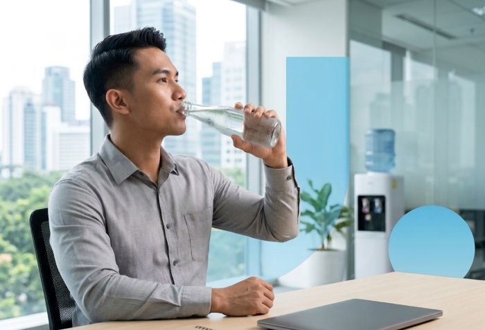 : Perbanyak minum saat cuaca panas (Ilustrasi foto AI)