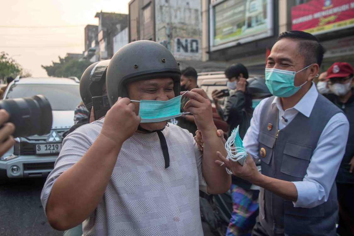 : Wali Kota Palembang Ratu Dewa (kanan) membagikan masker kepada pengendara di simpang empat RS Charitas Palembang, Sumatera Selatan, Senin (24/8/2026). Pemerintah Kota Palembang membagikan 16.500 masker kepada masyarakat untuk mencegah terjangkitnya penyakit Infeksi Saluran Pernapasan Akut (ISPA) akibat bencana kabut asap di Palembang dampak Kebakaran Hutan dan Lahan (Karhutla) yang terjadi di sejumlah Kabupatan/Kota yang ada di Sumatera Selatan. (ANTARA FOTO/Nova Wahyudi/YU)