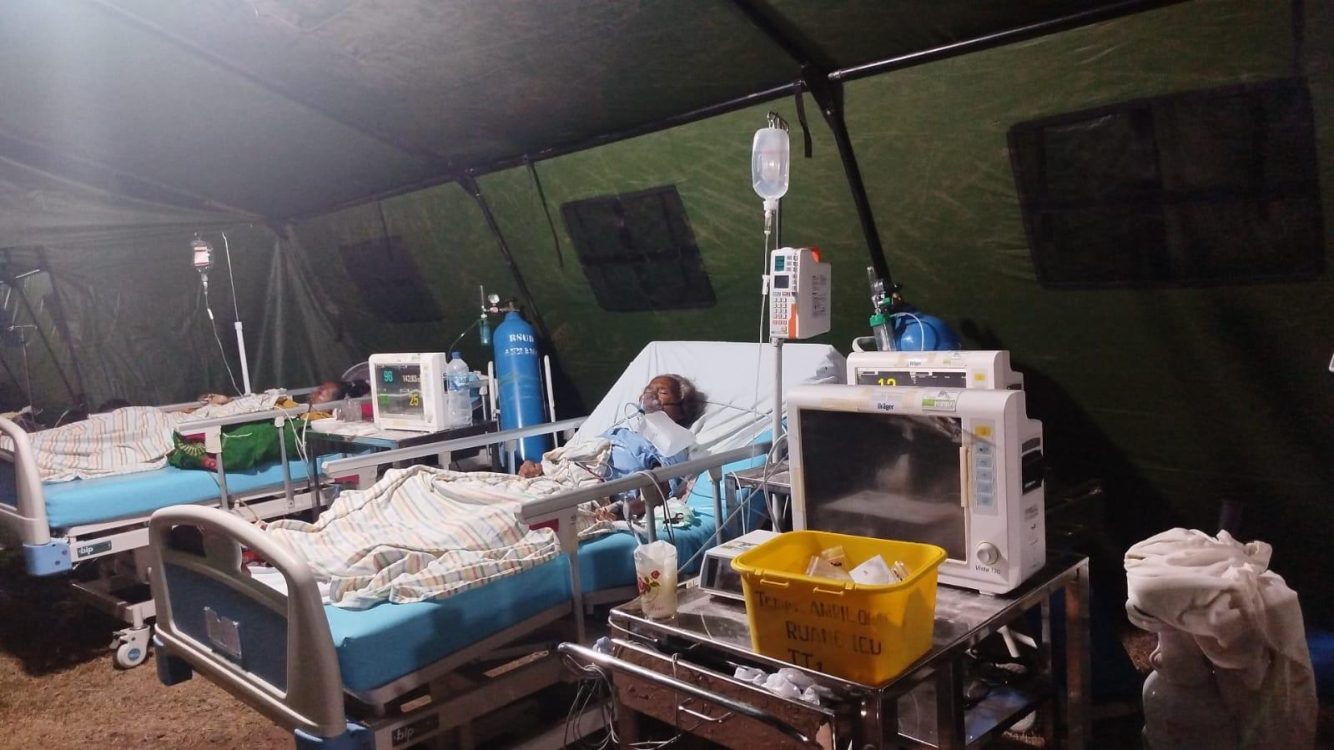 : Rumah Sakit Lapangan dikerahkan Kementerian Kesehatan untuk memperkuat pelayanan medis bagi masyarakat terdampak gempa bumi di Nusa Tenggara Timur (NTT), termasuk layanan kegawatdaruratan dan operasi trauma, sebagai bagian dari percepatan pemulihan layanan kesehatan selama masa tanggap darurat. Foto: Humas Kemenkes