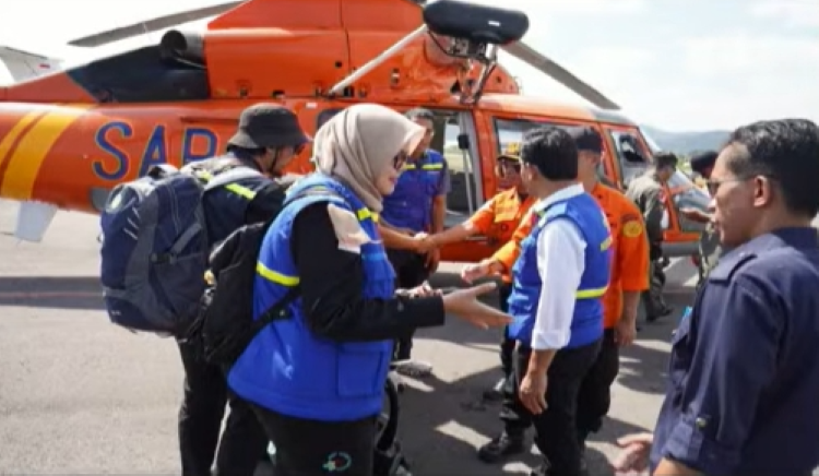 : Kemenkes bekerja sama dengan Basarnas untuk menjangkau sejumlah puskesmas yang sulit diakses. Tim medis dikirim ke lokasi untuk memberikan pelayanan sekaligus mengevakuasi pasien yang membutuhkan perawatan lebih lanjut di RS. (Foto Kemenkes)