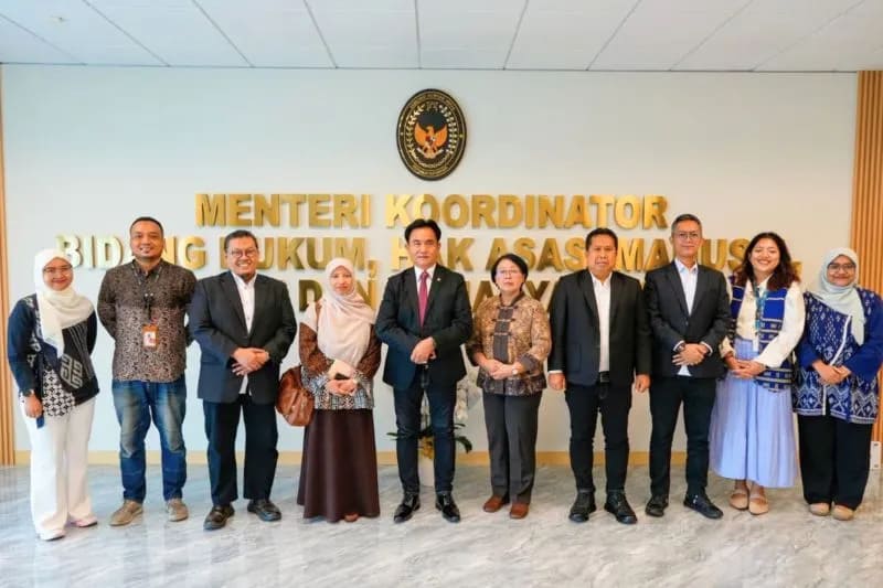 : Menko Kumham Imipas Yusril Ihza Mahendra (kelima kiri) saat menerima audiensi Tim Peneliti Pusat Riset Politik Badan Riset dan Inovasi Nasional (BRIN) di Jakarta, Selasa (11/8/2026). (ANTARA/HO-Kemenko Kumham Imipas RI)