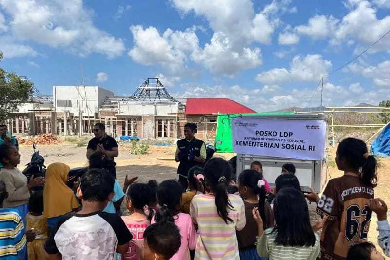 : Anak-anak penyintas gempa di NTT mendapat layanan psikososial dari Kemensos. (ANTARA/HO-Kemensos)
