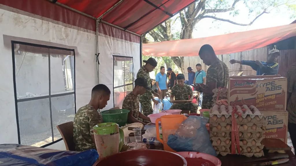 : Dapur umum Kementerian Sosial mulai beroperasi untuk melayani kebutuhan permakanan korban gempa di Kabupaten Nagekeo, Nusa Tenggara Timur (NTT), Senin (17/8/2026). (Foto: Dok. Kemensos)