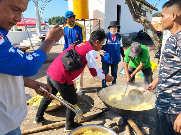 : Salah satu dapur umum Kemensos beroperasi di GOR Samador, Desa Madawat, Kecamatan Alok, Kabupaten Sikka, NTT. (Dok. Kemensos)