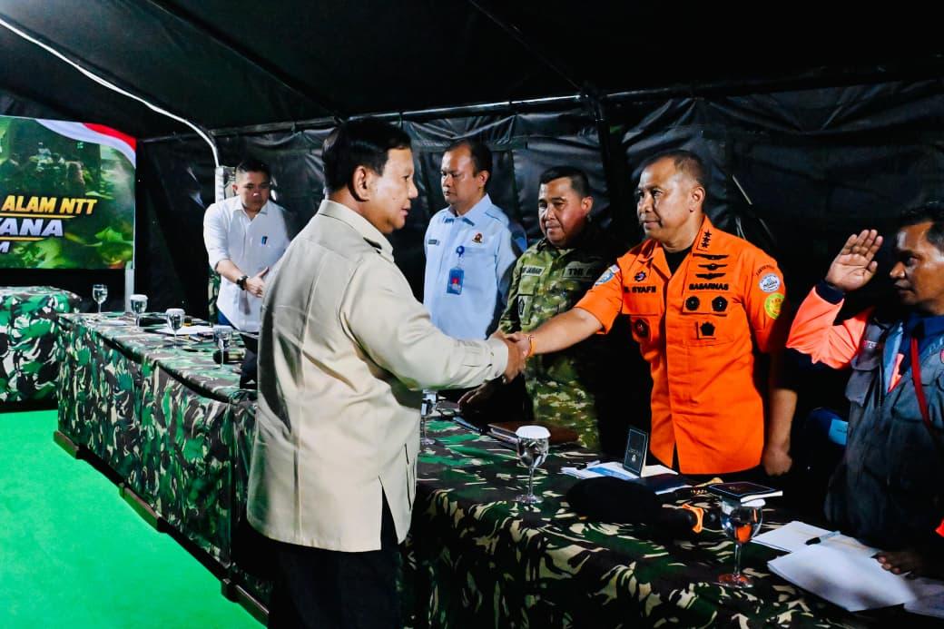 : Presiden Prabowo Subianto di Posko Penanganan Gempa Bumi di Batalyon Yonif TP 834/WM, Kabupaten Nagekeo, NTT, Rabu (26/08/2026). (Foto: BPMI Setpres)