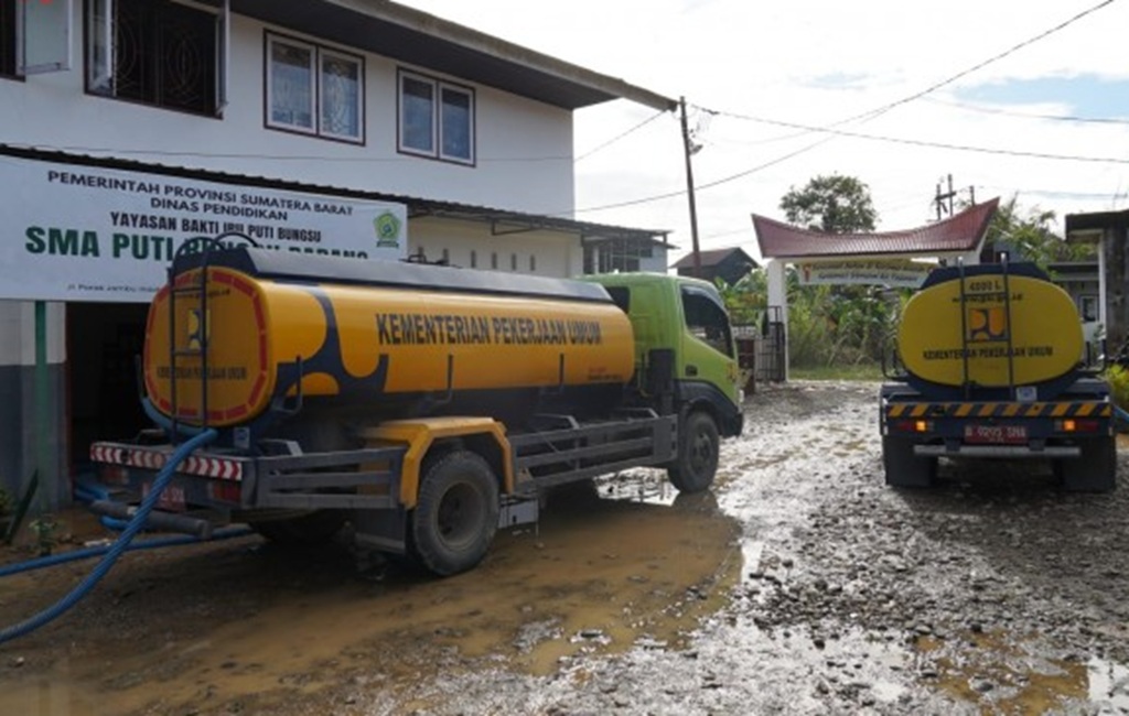 : Aktivitas belajar dan kehidupan penghuni Panti Asuhan serta SMA Puti Bungsu di Kelurahan Dadok Tunggul Hitam, Kecamatan Koto Tangah, Kota Padang, mulai dipulihkan setelah banjir yang melanda pada 3 Agustus 2026. (Foto: Humas Kemen PU)