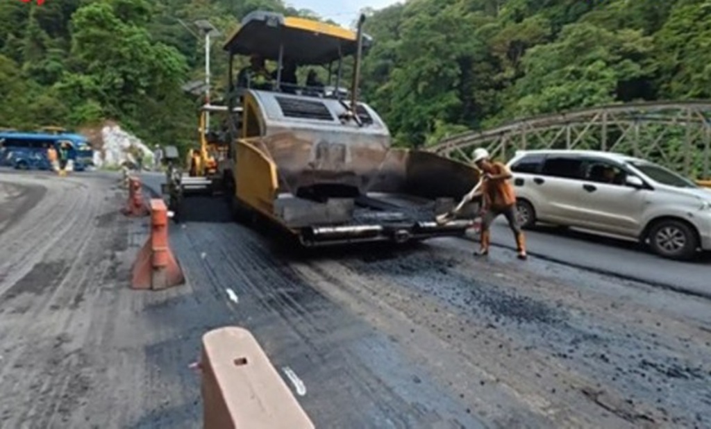 : Kementerian Pekerjaan Umum (PU) memperkuat struktur jalan dan lereng di Ruas Jalan Nasional Padang Panjang–Sicincin, kawasan Lembah Anai, Sumatera Barat, sebagai bagian dari upaya meningkatkan ketahanan infrastruktur terhadap potensi bencana. (Foto: Humas Kemen PU)
