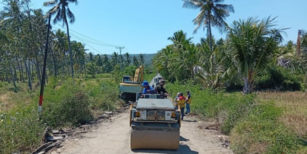 : Penanganan pada akses menuju Jembatan Wae Dampek di ruas jalan provinsi Reo–Dampek-Pota, Kabupaten Manggarai Timur, Nusa Tenggara Timur (NTT), merupakan bagian dari upaya menjaga konektivitas masyarakat pascagempa yang melanda wilayah tersebut. (foto: Humas Kemen PU)