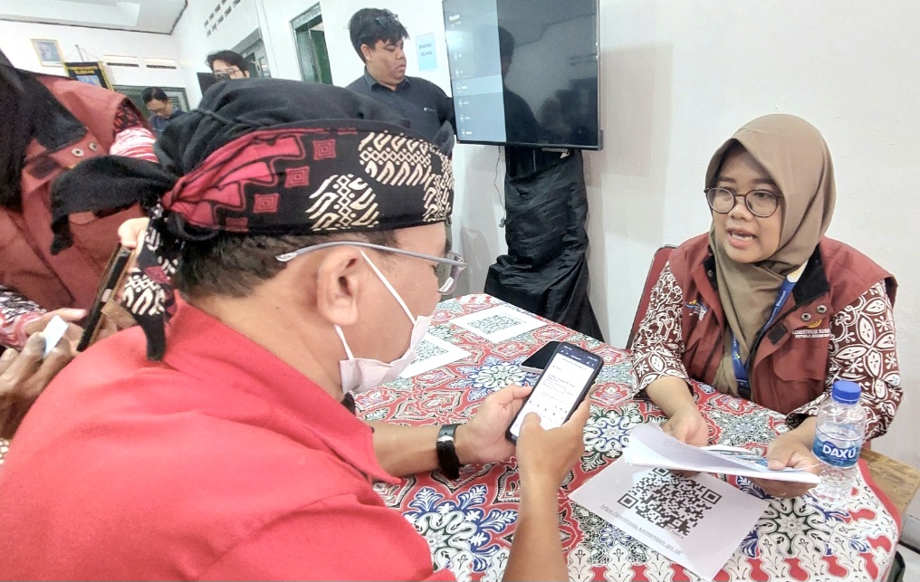 : Petugas Dinsos Sleman membantu warga saat Pelaksanaan Uji Coba Program Perlindungan Sosial Digital di Kalurahan Donoharjo, Kapanewon Ngaglik, Kabupaten Sleman, Kamis (13/8/2026)/ Jhon InfoPublik.