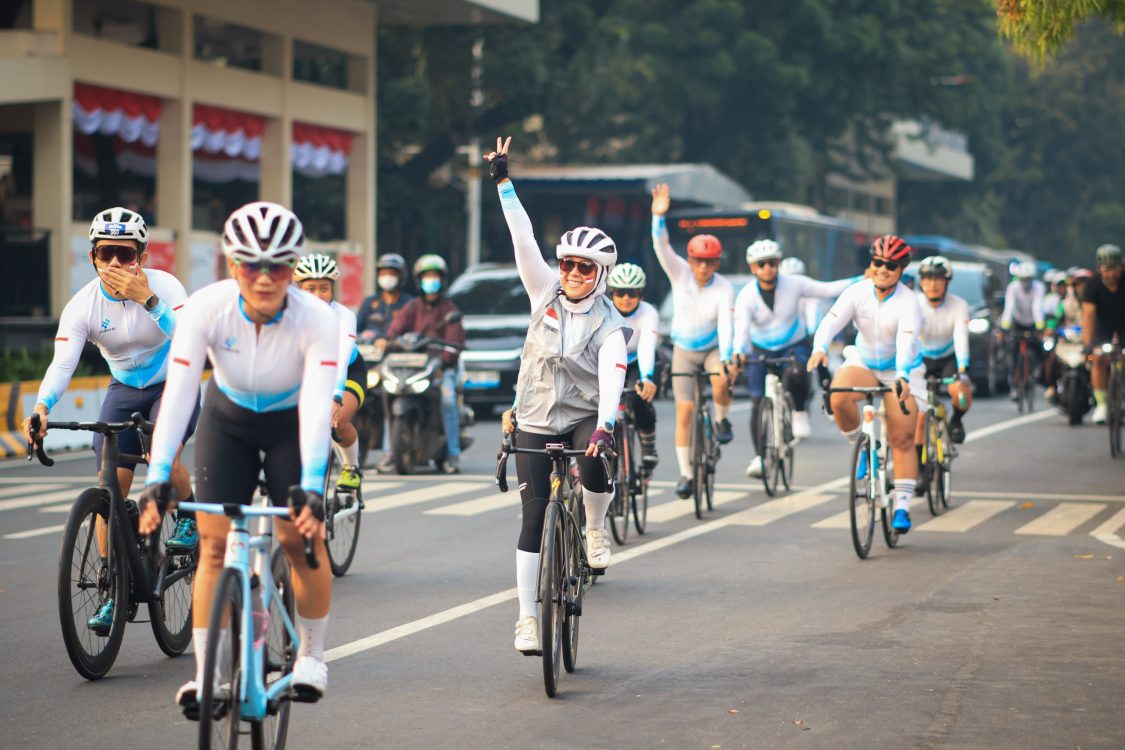 : Menkomdigi Meutya Hafid tiba di Kementerian Komdigi usai mengayuh sepeda saat mengikuti Merdeka Ride di Kementerian Komdigi, Jakarta, Rabu (19/8/2026). (Foto: Humas Kemkomdigi)