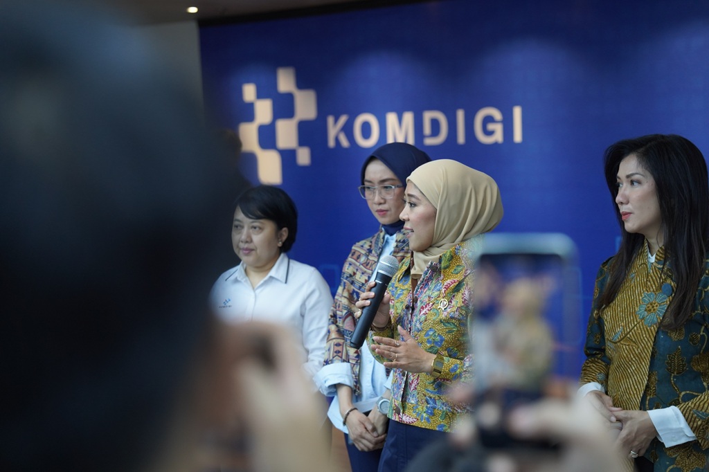 : Menkomdigi Meutya Hafid didampingi Dirjen KPM Kemkomdigi Fifi Aleyda Yahya, Plt Kabiro Humas Farida Dewi Maharani dan Sekretaris KPI Rhina Anita Martono di kantor Kemkomdigi, Jakarta, Senin (3/8/2026). (Foto: KPM Kemkomdigi)