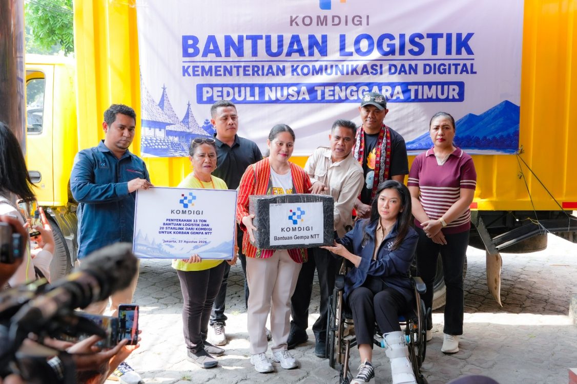 : Dirjen KPM Kemkomdigi Fifi Aleyda Yahya menyerahkan bantuan 15 ton logistik dan puluhan perangkat starlink untuk korban gempa di NTT di Kantor Badan Perwakilan NTT, Jakarta, Sabtu (22/8/2026). (Foto: Agus SIswanto/InfoPublik/KPM Kemkomdigi)