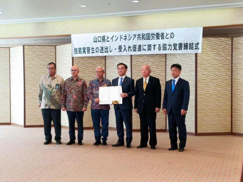 : Kementerian Ketenagakerjaan (Kemnaker) bersama Pemerintah Prefektur Yamaguchi melalui penandatanganan Memorandum of Cooperation (MoC) terkait peningkatan pengiriman dan penerimaan peserta pemagangan teknis asal Indonesia di Jepang. (Foto: Dok Kemnaker)