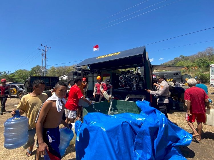Kesulitan Air Minum Bersih, Polri melalui Brimob Polda Jateng Hadirkan Mobil Air Siap Minum untuk Pengungsi di Ronting
