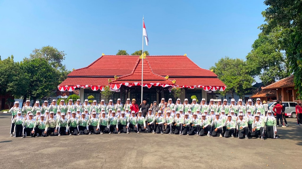 : Ketua DPRD Batang Suudi memberikan motivasi kepada anggota Paskibraka di halaman Rumah Dinas Bupati Batang, Kabupaten Batang.